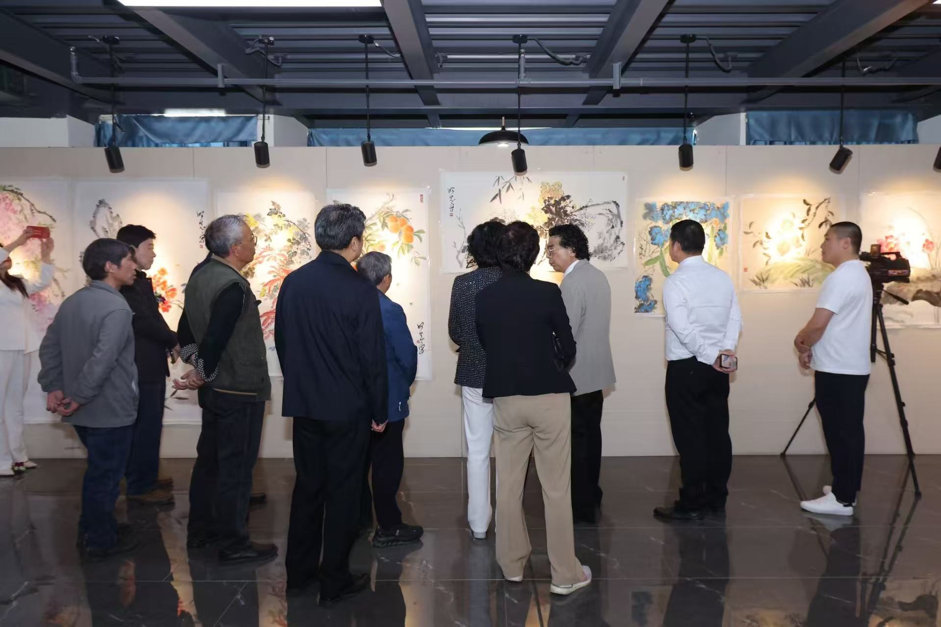 “向阳花开——卢宏斌中国画个展”在京启幕：传统与当代的对话